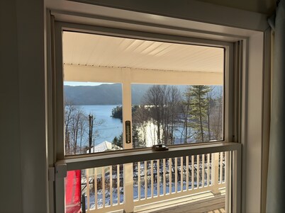 Vacation Home with 8 beds & fast WiFi with view of the Adirondacks & Lake George