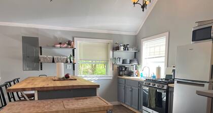 Charming 1-bedroom cottage with WiFi, AC in enchanting Kenoza Lake area.