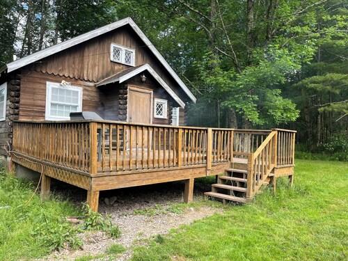 Charming 1-bedroom cottage with WiFi, AC in enchanting Kenoza Lake area.