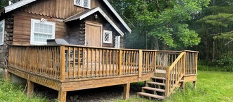 Charming 1-bedroom cottage with WiFi, AC in enchanting Kenoza Lake area.