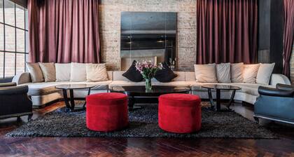 Design Villa in Trendy Neighborhood