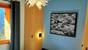 3 slaapkamers, een strijkplank/strijkijzer, reisbedje, gratis wifi