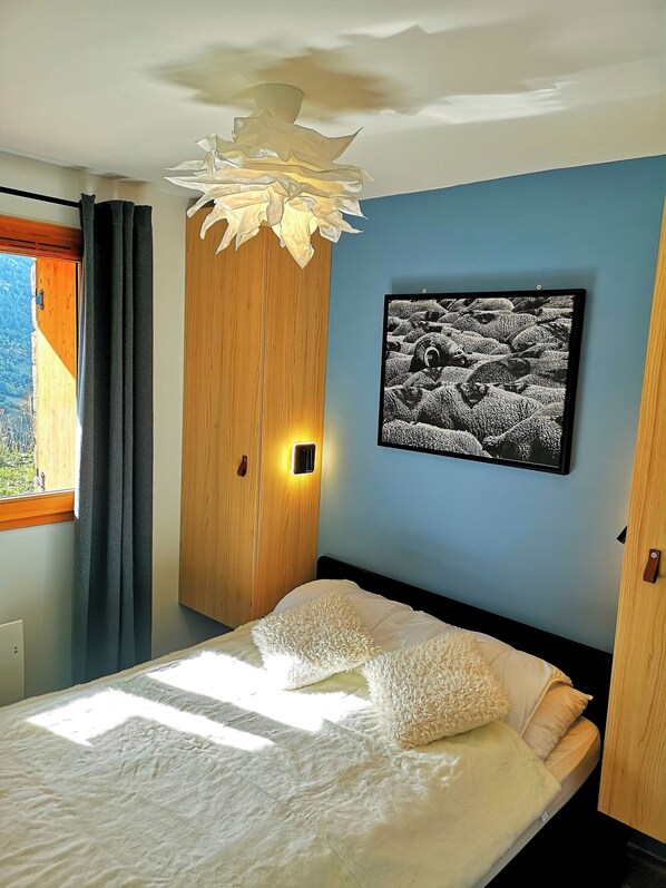 3 chambres, fer et planche à repasser, lit de bébé portatif