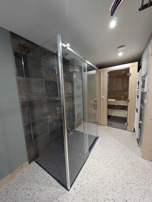Dusche, Haartrockner, Toilettenpapier