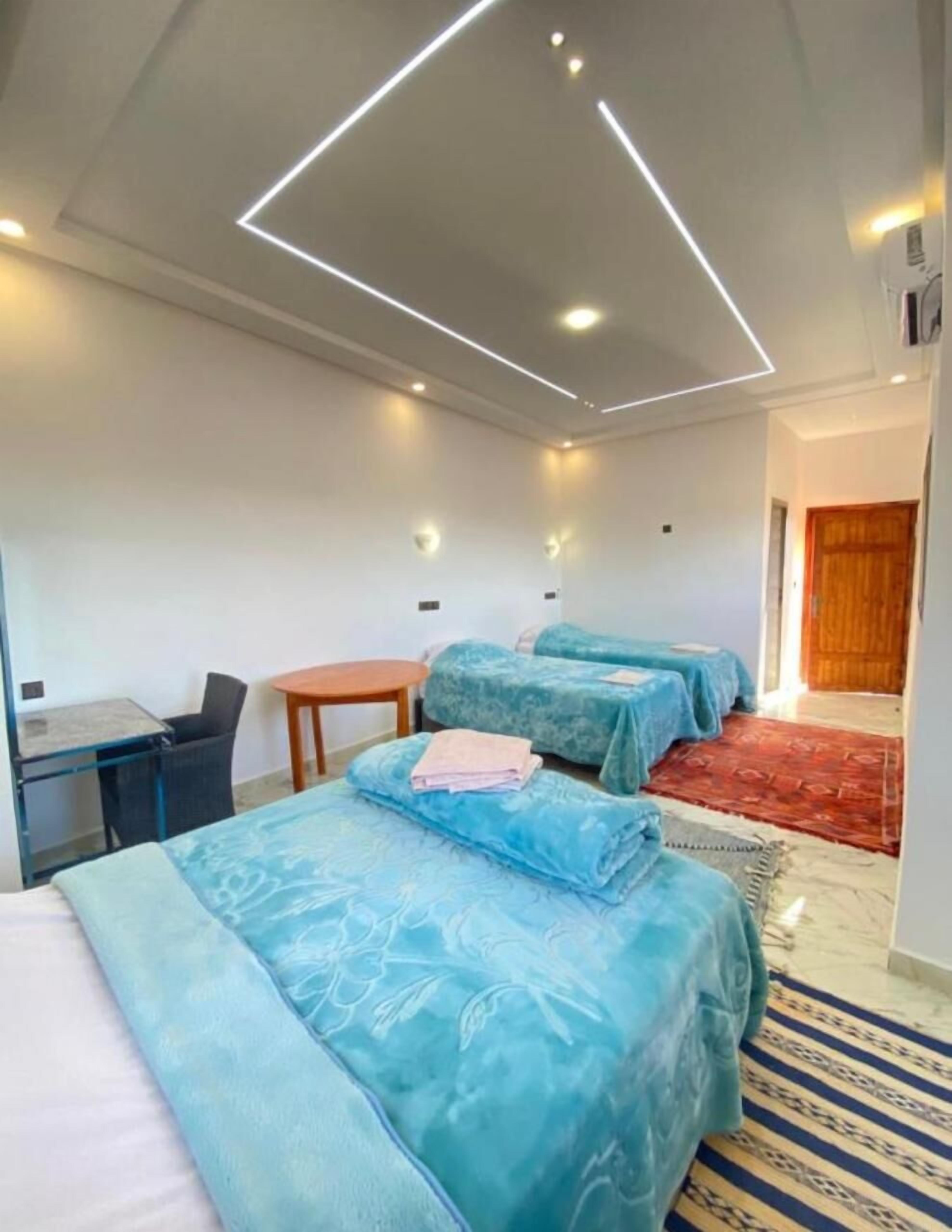 Habitación cuádruple Premium | Camas Select Comfort y caja de seguridad en la habitación 