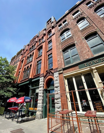 Luxury Downtown Studio Gem: Parking, Rooftop Views, Steps to Seattle's Best