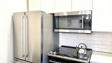 Refrigerador, microondas, horno y utensilios de cocina