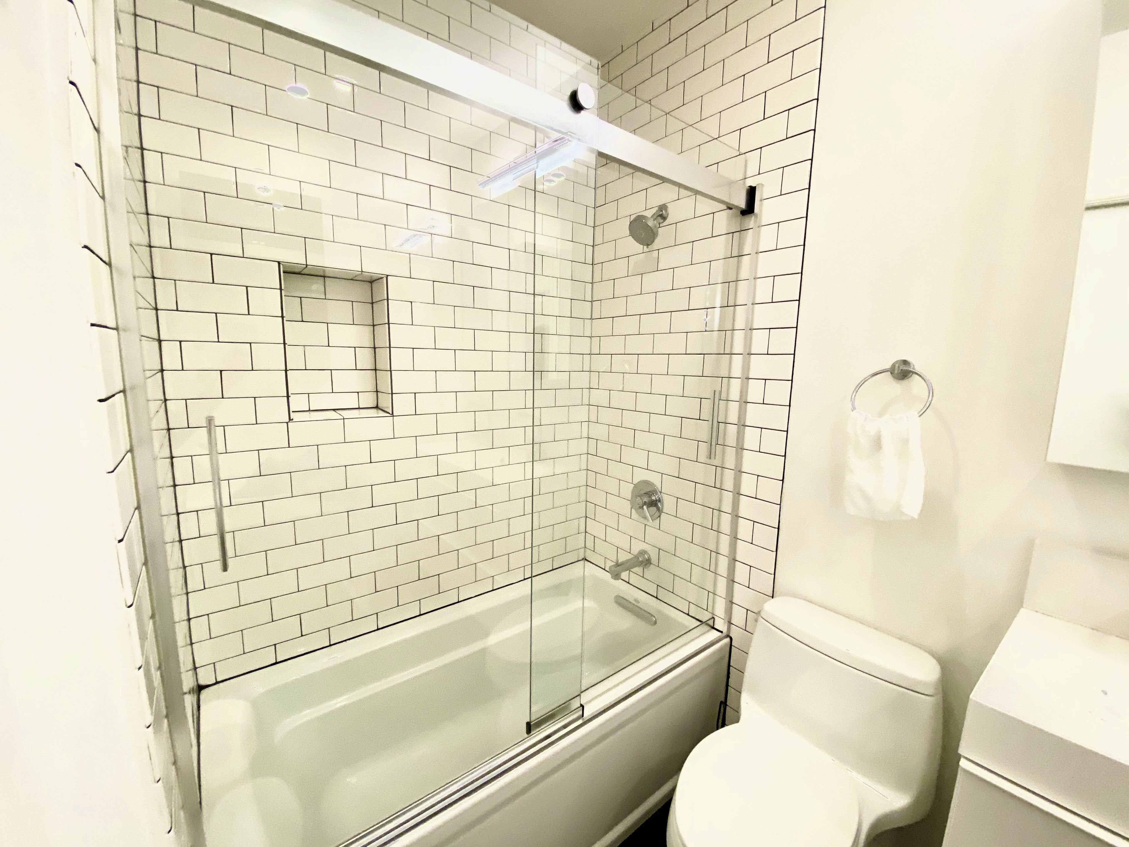 Hårtork, handdukar, tvål och toalettpapper