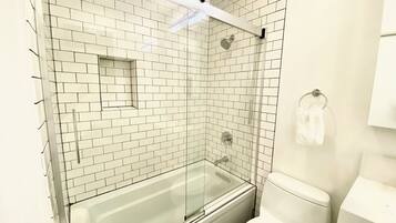 Secador de pelo, toallas, jabón y papel higiénico