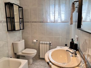 Shower, hair dryer, bidet, towels - SEMI-DETACHED HOUSE BETWEEN BEACHES. IDEAL FOR FAMILIES. (Unknown)