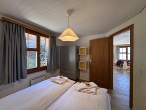 Een strijkplank/strijkijzer, gratis wifi, beddengoed