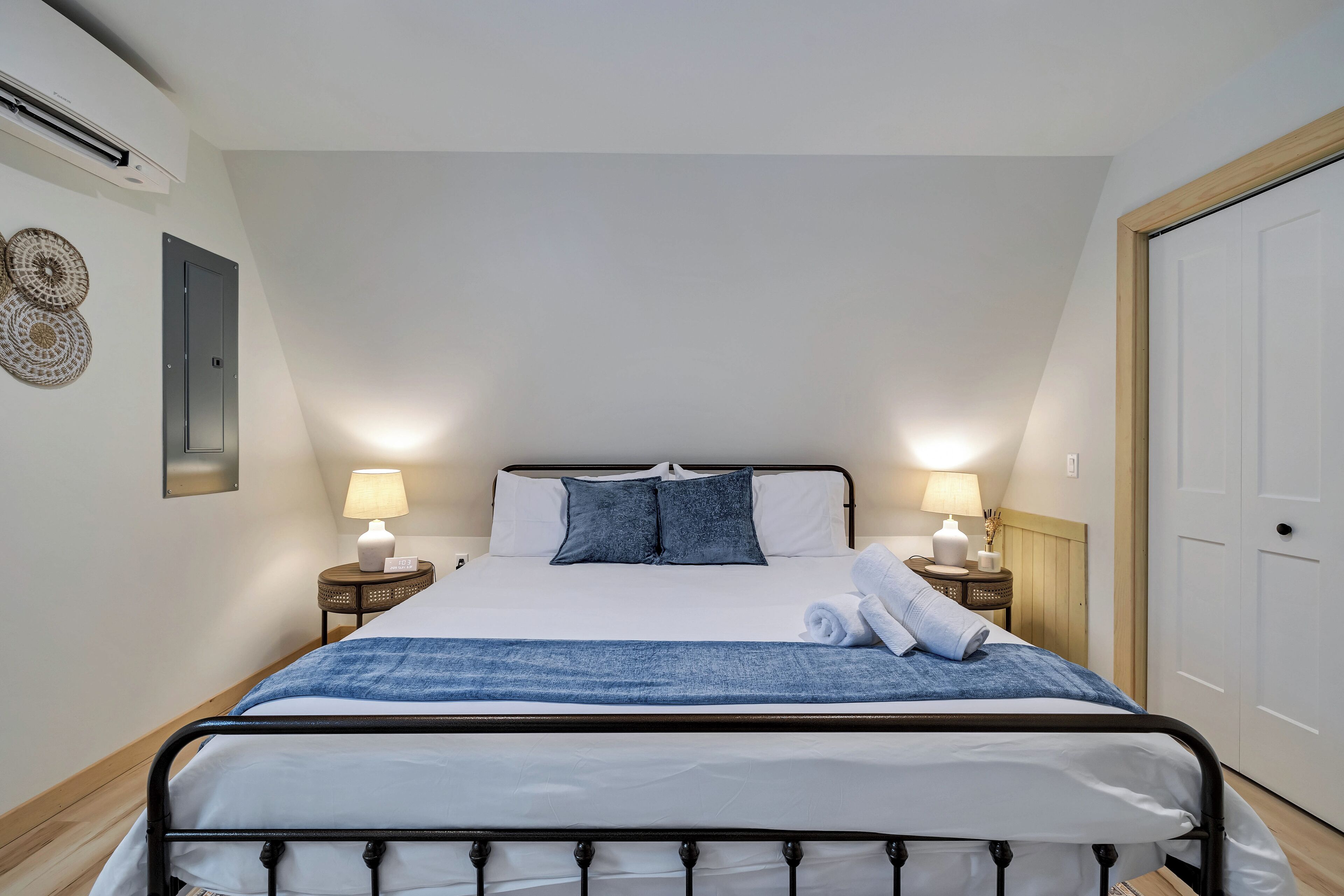 2 makuuhuonetta, työpöytä, silitysrauta/-lauta, vauvan matkasänky