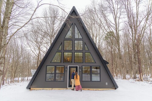  Cozy Modern A-Frame with Hot tub, Fireplace, soak tub & Games