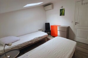 4 عدّة غرف نوم ومكواة/لوح كي وسرير سفر وواي فاي