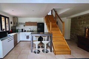 ثلاجة، ميكروويف، موقد طهي مسطح، غسالة أطباق