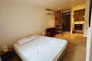 4 habitaciones, tabla de planchar con plancha, cuna de viaje y wifi