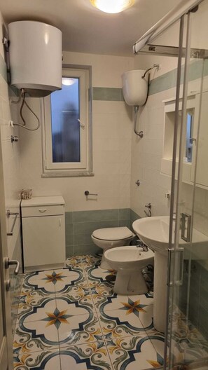 Douche, sèche-cheveux, bidet, papier toilette