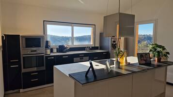 Een koelkast, een microgolfoven, een oven, een kookplaat