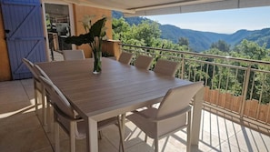 Outdoor dining - Beautiful family villa with sea view, swimming pool and jacuzzi (Tourrettes-sur-Loup)