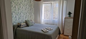 3 bedrooms, iron/ironing board, bed sheets