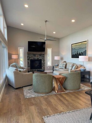 TV, peis og stereoanlegg