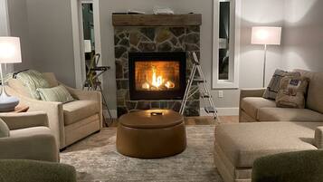 Télévision, cheminée, chaßne hi-fi