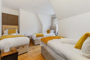 3 slaapkamers, een strijkplank/strijkijzer, gratis wifi, beddengoed