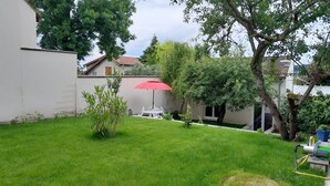 Property grounds - Le Laurier Blanc is 10 minutes from Parc Caillebotte, with its terrace for aperitifs. (Yerres)