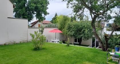 Le Laurier Blanc is 10 minutes from Parc Caillebotte, with its terrace for aperitifs.
