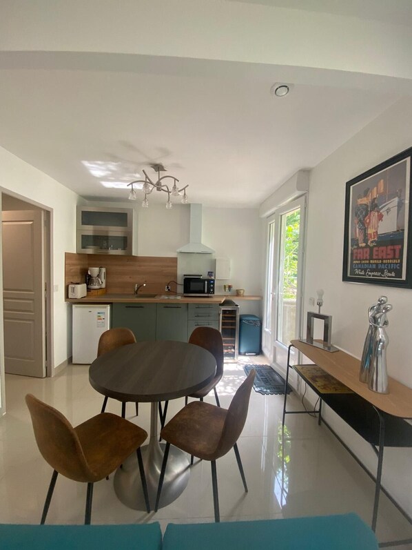 Microwave, stovetop - Le Laurier Blanc is 10 minutes from Parc Caillebotte, with its terrace for aperitifs. (Yerres)