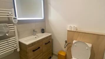 Regadera, jabón, papel de baño