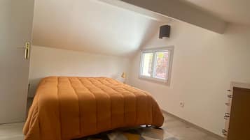 1 bedroom, bed sheets
