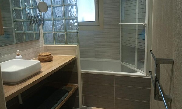 Sèche-cheveux, serviettes fournies, papier toilette