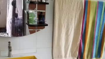 提供毛巾、番梘、廁紙