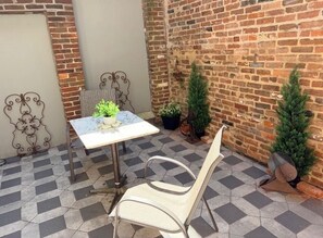 Outdoor dining - Step into History: Charming Fells Point Retreat (Baltimore)