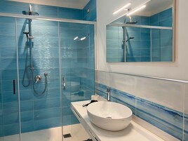 Habitación doble, vistas al patio | Baño | Ducha, cabezal de ducha tipo lluvia, secador de pelo y bidé