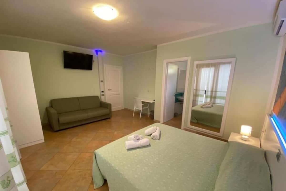 Triple Room | Free cribs/infant beds, free WiFi, bed sheets