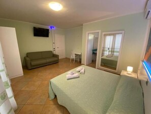 Driepersoonskamer | Gratis babybedden, gratis wifi, beddengoed