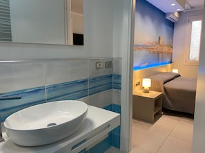 Dubbelrum - utsikt mot innergÄrden | Badrum | Dusch, regndusch, hÄrtork och bidé