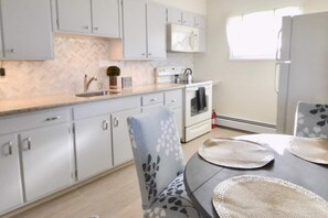 Frigorifero, microonde, forno, piano cottura