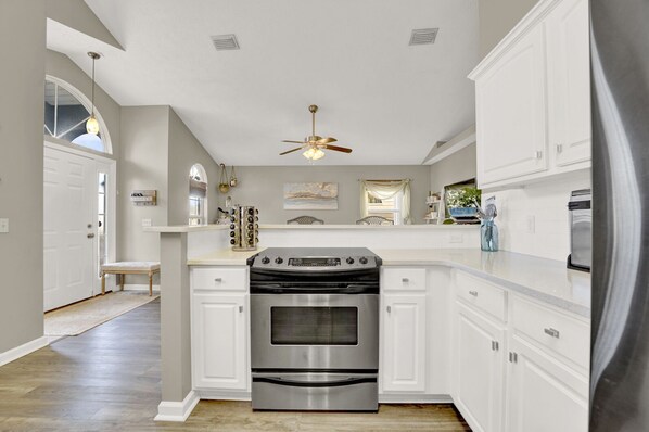 Refrigerador, microondas, horno, placa de cocina