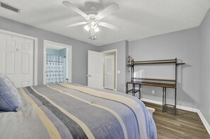 3 habitaciones, tabla de planchar con plancha, wifi y ropa de cama 