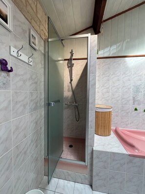 Hair dryer, towels, soap, toilet paper - Superb Chalet in a quiet location, garden and private parking, near Paris and Disney. (Fontenay-sous-Bois)