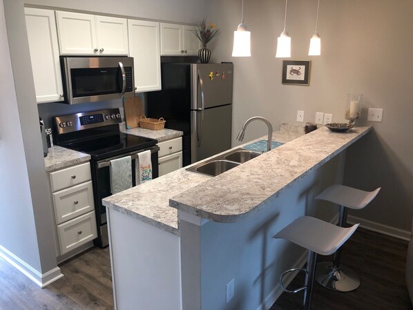 Réfrigérateur, micro-ondes, four, plaque de cuisson