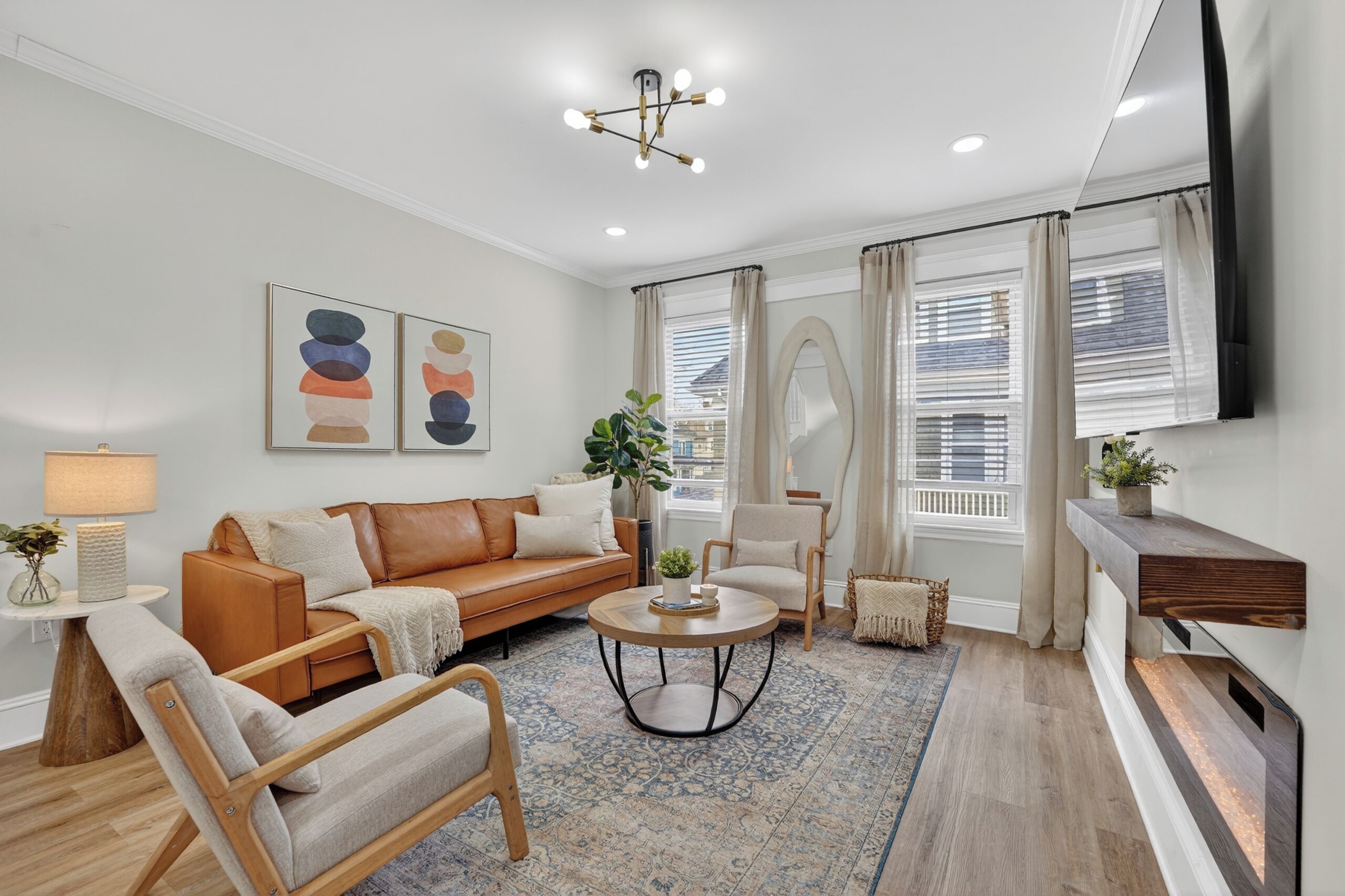 Modern Boston Townhouse Near Downtown  Parking, Backyard & Walk To Train - Quincy, MA