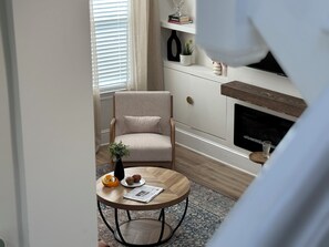 Smart TV - New-Large 2Story mins from Train DowntownConvention BeachFenway FreePrkg (Boston)