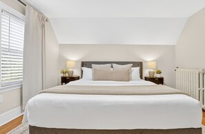 5 bedrooms, desk, iron/ironing board, WiFi - Modern 5BR Near Downtown Boston Private Parking, Backyard & Walk to Train (Boston)