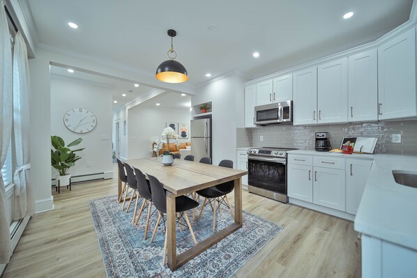 Fridge, microwave, oven, stovetop - New-Large 2Story mins from Train DowntownConvention BeachFenway FreePrkg (Boston)