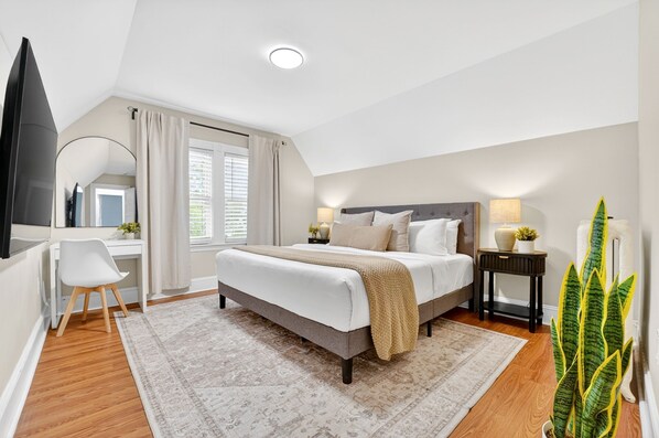 5 bedrooms, desk, iron/ironing board, WiFi - Modern 5BR Near Downtown Boston Private Parking, Backyard & Walk to Train (Boston)