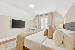 5 bedrooms, desk, iron/ironing board, WiFi - Modern 5BR Near Downtown Boston Private Parking, Backyard & Walk to Train (Boston)